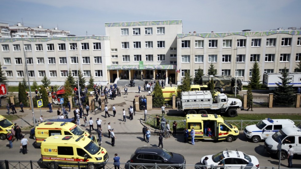 Ambulanser och polisbilar utanför skolan i Kazan efter dådet.