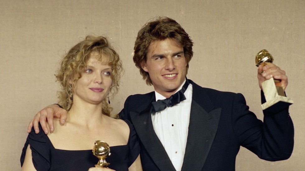 Tom Cruise – här med Michelle Pfeiffer under Golden Globe-galan 1990 – håller i en av de statyetter han nu lämnar tillbaka, för bästa skådespelare i en dramafilm, "Född den fjärde juli".