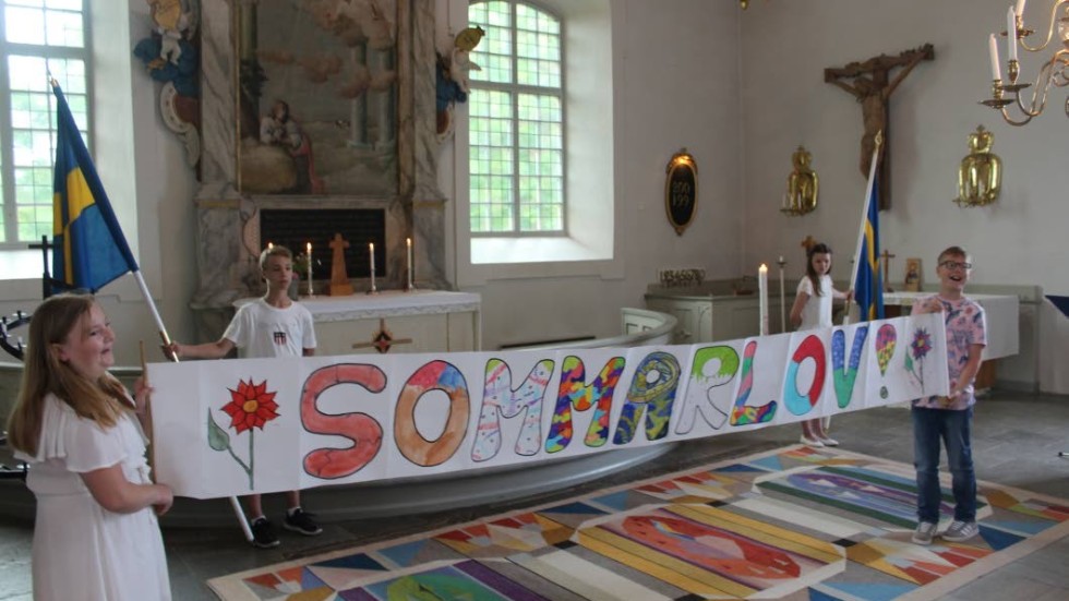 Julia Westerdahl och Sven Braat rullade ut en banderoll med "SOMMARLOV"