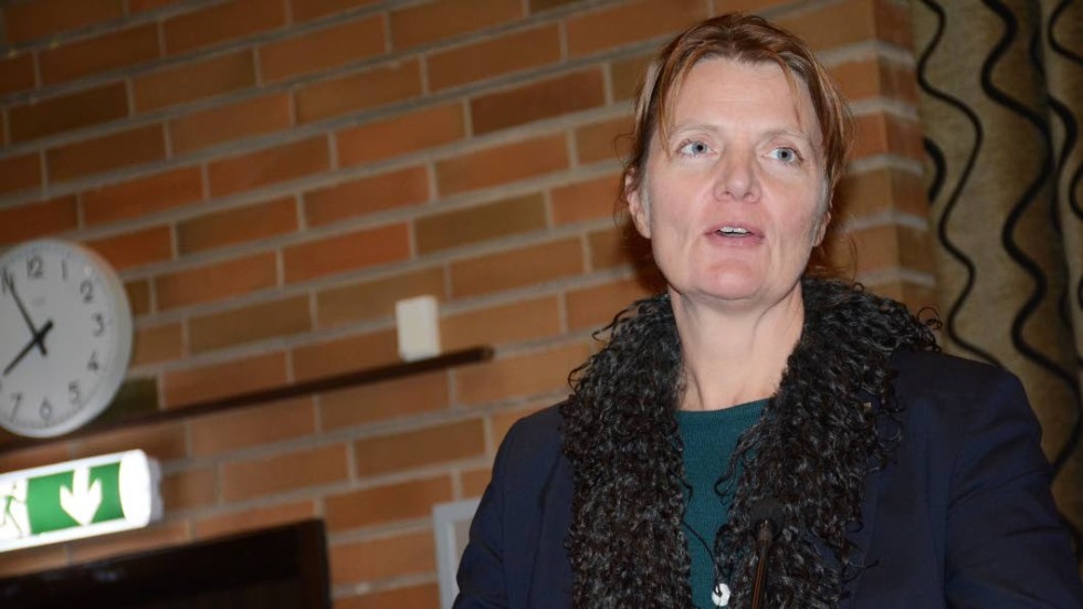 Kommunstyrelsens ordförande Ingeela Nilsson Nachtweij (C) i talarstolen i fullmäktige. På måndag lägger den nya majoriteten fram sitt första budgetförslag.