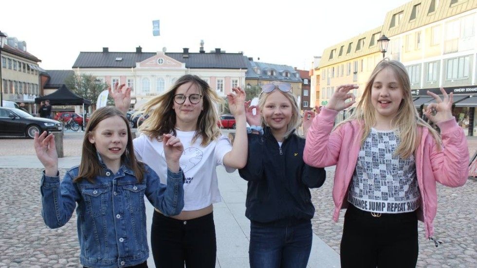 Cornelia Stridh, Tintin Genfors, Leah Holmström och Sofia Karpeikina ägnade sig åt tiktok på torget.