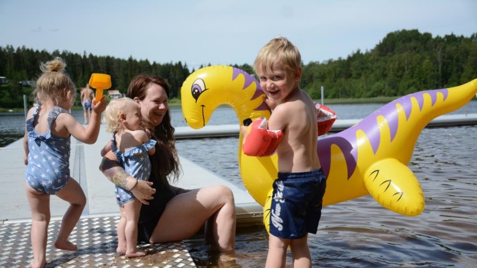 Aguzt busar gärna i vattnet tillsammans med småsyskonen Ellen, Allvira och mamma Sofia Klasén.
