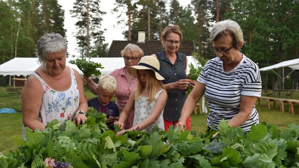 Karin Westrin, Sixten Karlsson, Anette Davidsson, Edith Karlsson, Karin Karlsson och Monica Eriksson fixade festklädseln på midsommarstången i Rusmkulla hembygdsgård.