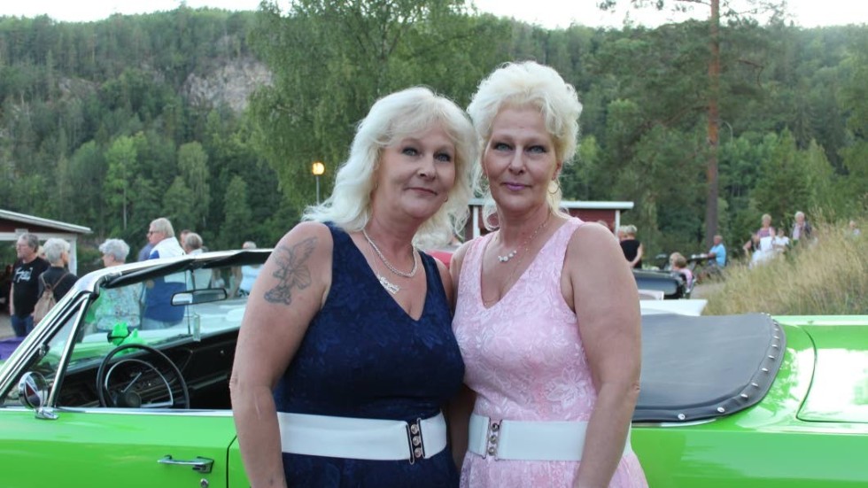 Tvillingarna Margita Fransson och Carina Dahlqvist var 60-tals klädda