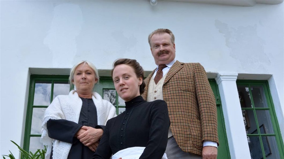 Niclas Angerborn (Verner von Heidenstam), Eva Granlund (Ellen Key) och Maria Zackrisson Mortensson (Malin Blomsterberg) är redo för en fjärde säsong med ”Ellen Key och ljuset på Strand”.↔Foto: Per Carlsson