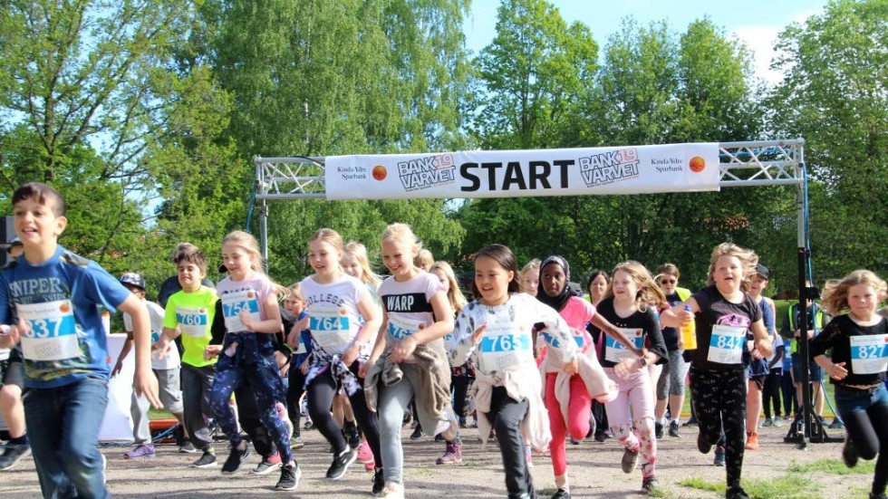 Över 900 barn samlades under fredagsförmiddagen i Kullaparken för att inviga den första upplagan av Bankvarvet i Kisa.