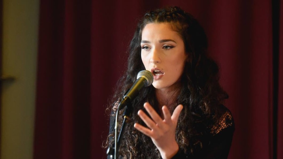Ardiana Gimolli har en stark röst och sjunger med känsla.