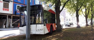 Buss krockade och "sjönk" på Vasavägen