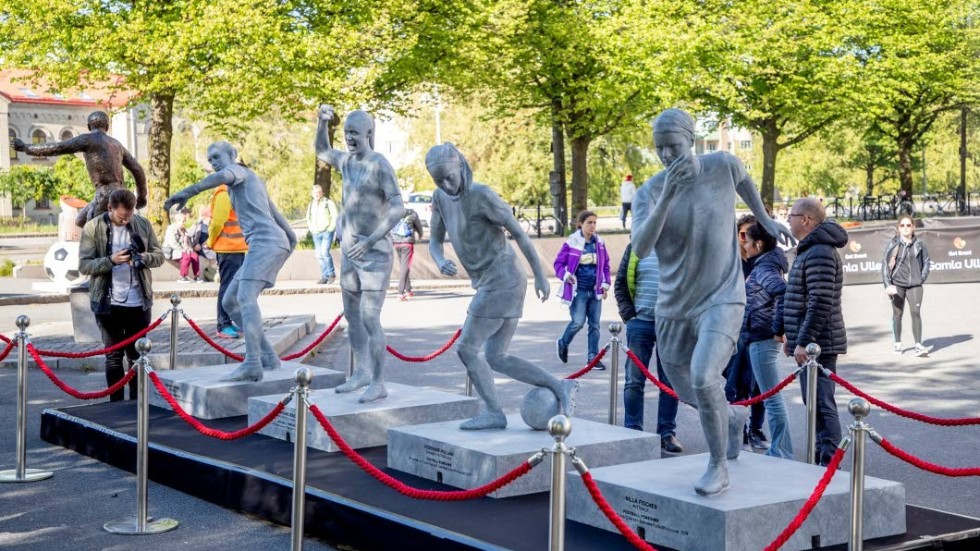 Nilla Fischer, Hedvig Lindahl, Kosovare Asllani och Caroline Seger blev alla avbildade som statyer inför VM.