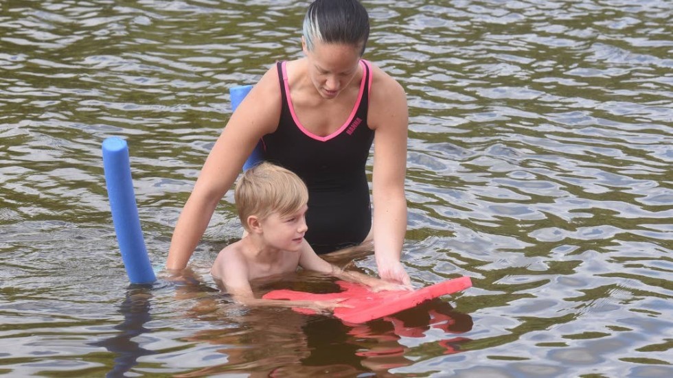 Hanna Helander lär Sven Welander att vänja sig vid att flyta i vattnet så han så småningom kan lära sig simma.