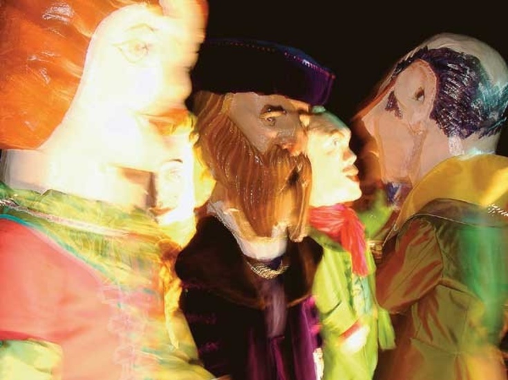 Magnifika masker och fantastiska kostymer. Föreställningen på torget i Eksjö under nyårsnatten tog nästan andan ur publiken.
