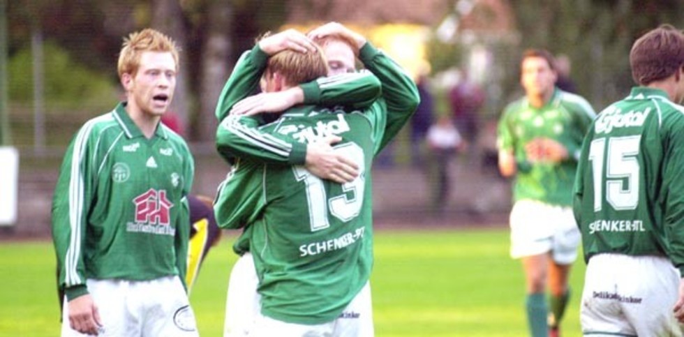 Jubel i HFK. Femton gånger fick Hultsfred krama om varandra i mötet mot Mönsterås.