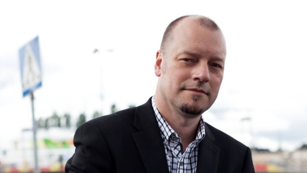 Jesper Strömbäck, född 1971, är professor i journalistik och politisk kommunikation vid Göteborgs universitet.