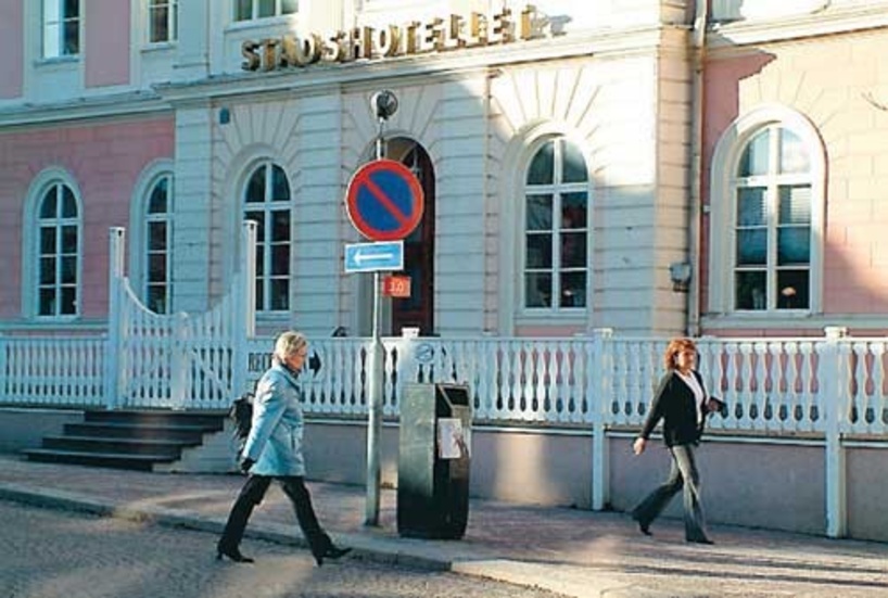 "Statt" i Vimmerby ger kommunen ett årligt underskott på runt 800 000 kronor. Nu öppnar sig fler politiker för att sälja hotellet.