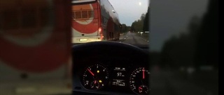 TV: Här kör bussen om - i över 100 km/h