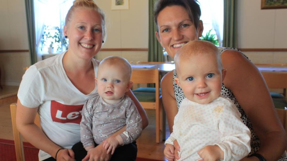 Kristina Pettersson med Ebba och Annie Hermansson med Sanna håller i höstens träffar för föräldralediga.
