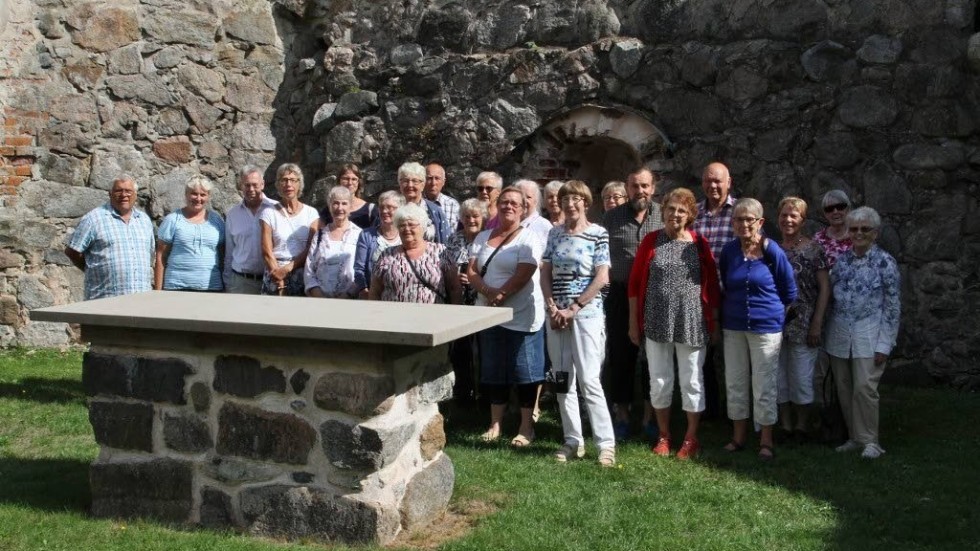 Delar av resesällskapet besåg Björkviks gamla kyrka.