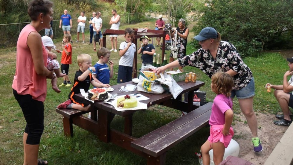 Avslutningen på aktiviteterna i Djursdala firades med tårta och glass för barn och ledare.