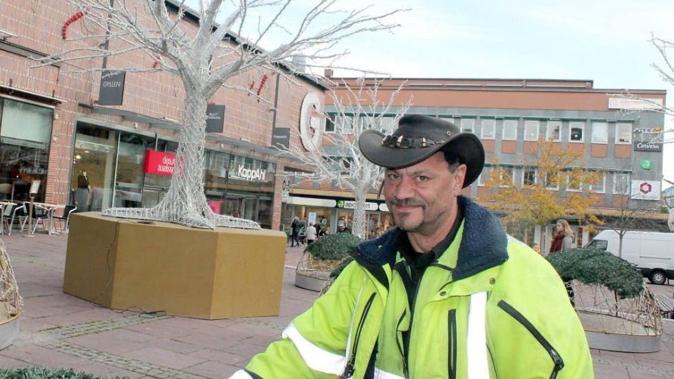 Arbetsledare Johan Pegado är arbetsledare och ansvarar för att julbelysningen i Linköping kommer på plats.