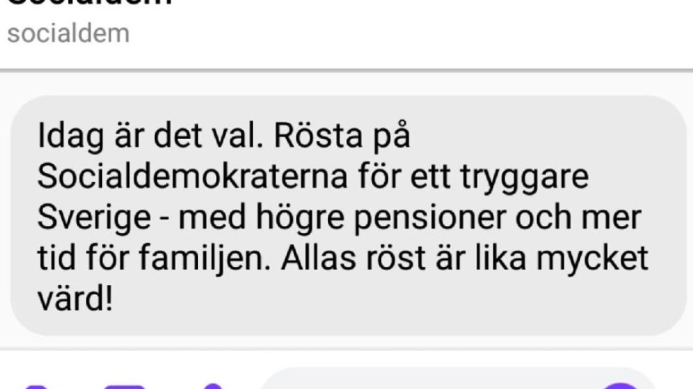 En man bosatt i Vimmerby kommun reagerar över det reklam-sms han fick från Socialdemokraterna på valdagen - till ett oregistrerat kontantkortsnummer.