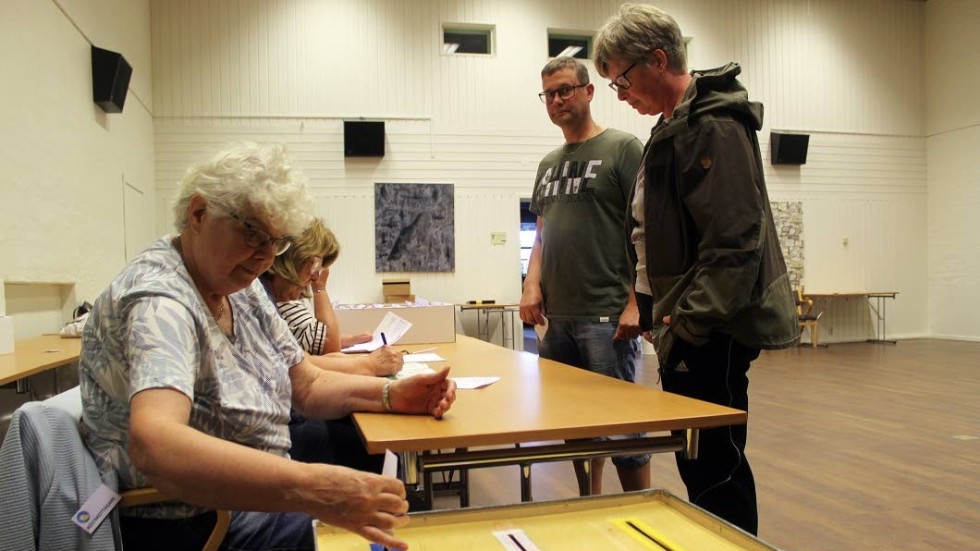 Ledaregenskapen har varit avgörande i val av parti för Jörgen Skoog och Lolita Palmqvist, som här lämnar sina röster till Asta Pettersson och Gunilla Danielsson.