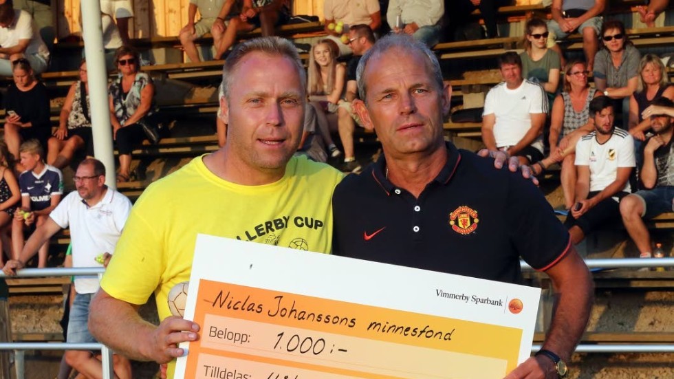Håkan Carlsson blev årets stipendiat i Nicklas Johanssons minnesfond. VIF-ledaren (till vänster) mottog utmärkelsen av Nicklas Johanssons tvillingbror Michael Sjöström.