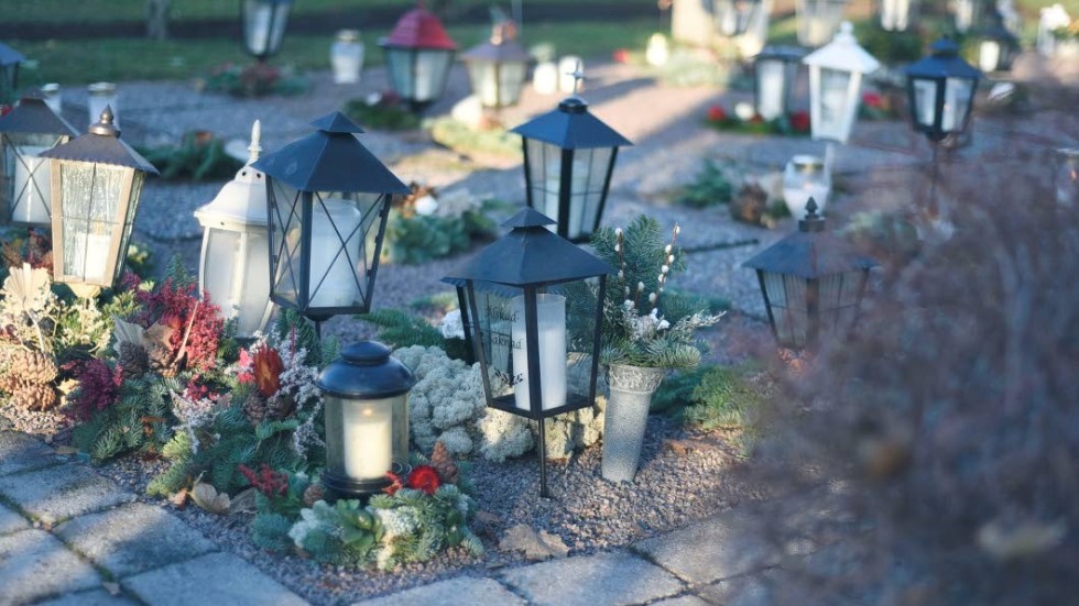 Alla helgons dag infaller i helgen och många tände ett ljus för att minnas nära och kära på kyrkogården i Vimmerby.