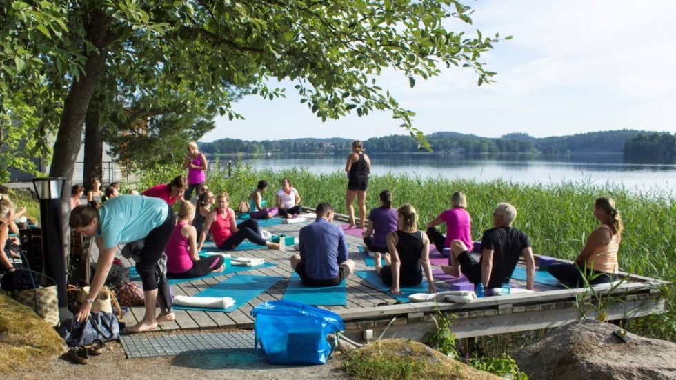 Sedan åtta år hålls sommaryoga på bryggan, med utsikt över sjön Åsunden, följt av en frukostbuffé på hotellet Rimforsa Strand.