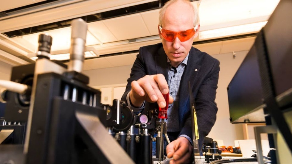 Professor Jan-Åke Larsson pekar lite med en skruvmejsel på instrumenten som mäter ljusstrålarna. Studien tillsammans med 109 andra forskare världen publiceras nu i den åtråvärda tidskriften Nature.