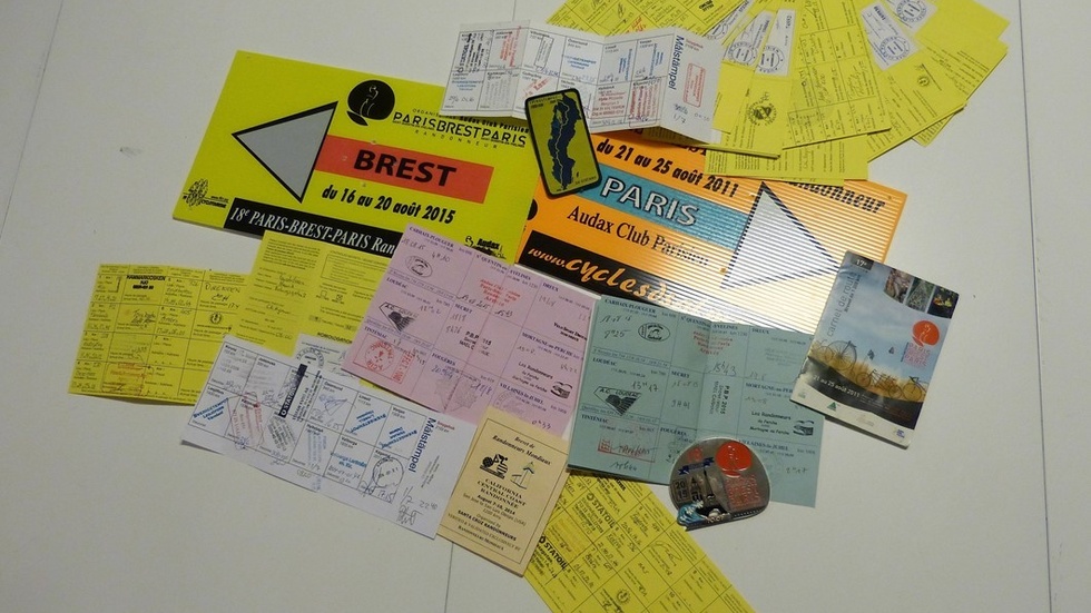 Här är stämpelkort, skyltar från Paris-Brest (populäraste randonneurloppet), karta över Sverigetempot på 210 mil och lite andra randonneur-souvenirer som innehas av Martin Nilsson och Henrik Gustafsson. Foto: Leif Larsson