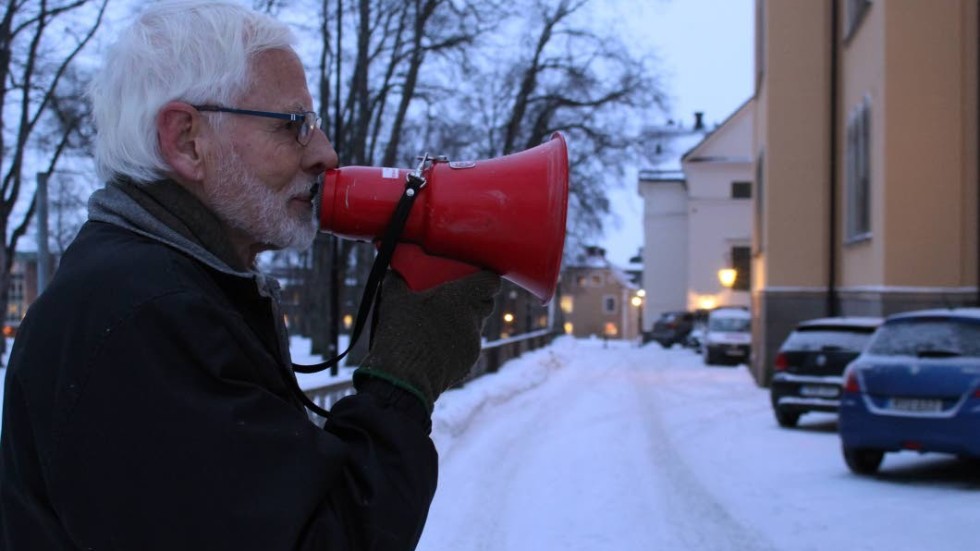 Kritisk. Björn Ribers (SD), ledamot i regionfullmäktige valde att kritisera sitt parti på öppen gata, med megafon.