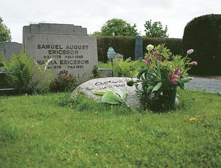 Här vilar Astrid Lindgren. Kommunen borde visa större respekt och se till att där finns vackra blommor. Det menar både Vimmerbybor och fjärran besökare. "Vi sköter den här graven på samma villkor som andra gravar vi ansvarar för", säger personalen på kyrkogården.