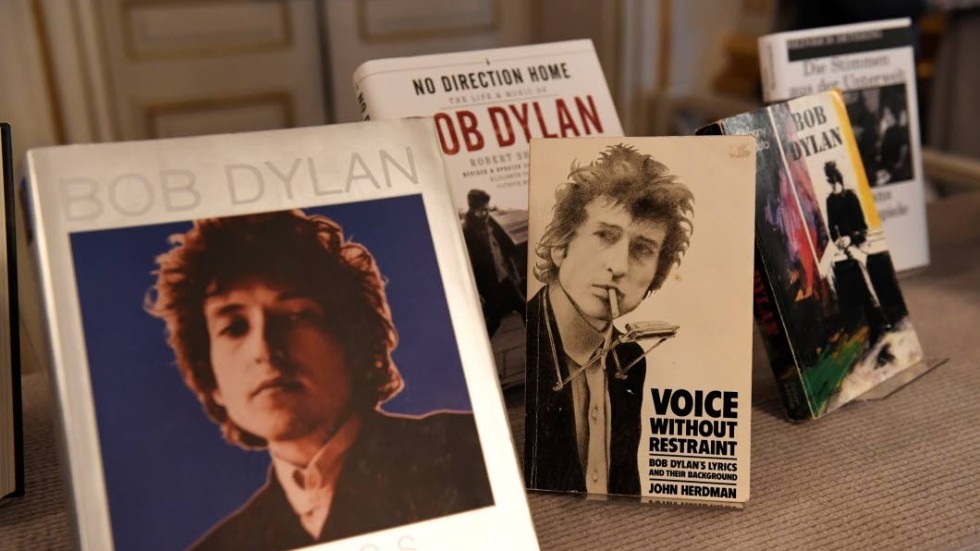 Nobelpristagare. Bob Dylans verk uppställda i Börshuset i Stockholm.