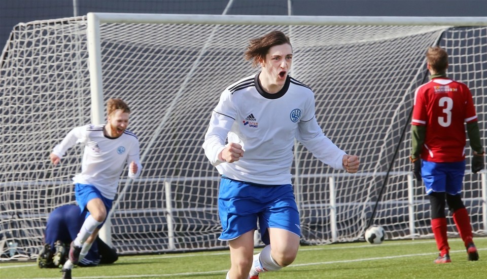 Christopher Adolfsson och Albin Enwall skriker ut sin glädje efter Fredric Carlssons sena avgörande mål. Foto: Roelof Stroetinga