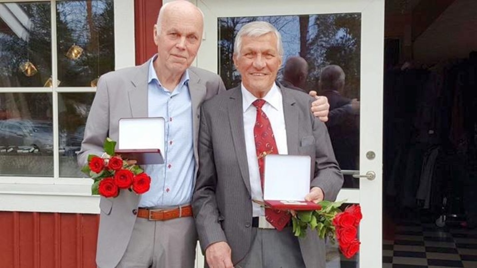 Bo Bergman, Hultsfred, och Torgny Nilsson, Oskarshamn, hedrades med Tage Erlanders hedersmedalj på Socialdemokraternas distriktskongress. Foto: Privat