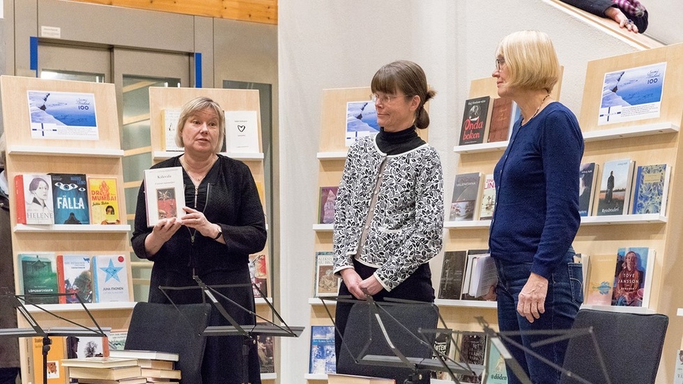 Bibliotekarierna Brita Lodén, Kerstin Ryd och Kristina Lundwall presenterar aktuell finsk litteratur. Foto: Kim Ekerstad.