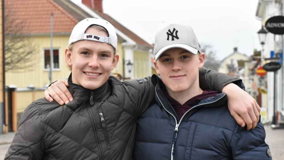 Helge Holmstrand, till höger, fick återigen chansen i landslaget. Här står han tillsammans med bäste vännen Eddie Levin, som har gjort en stark säsong i IK Oskarshamn.