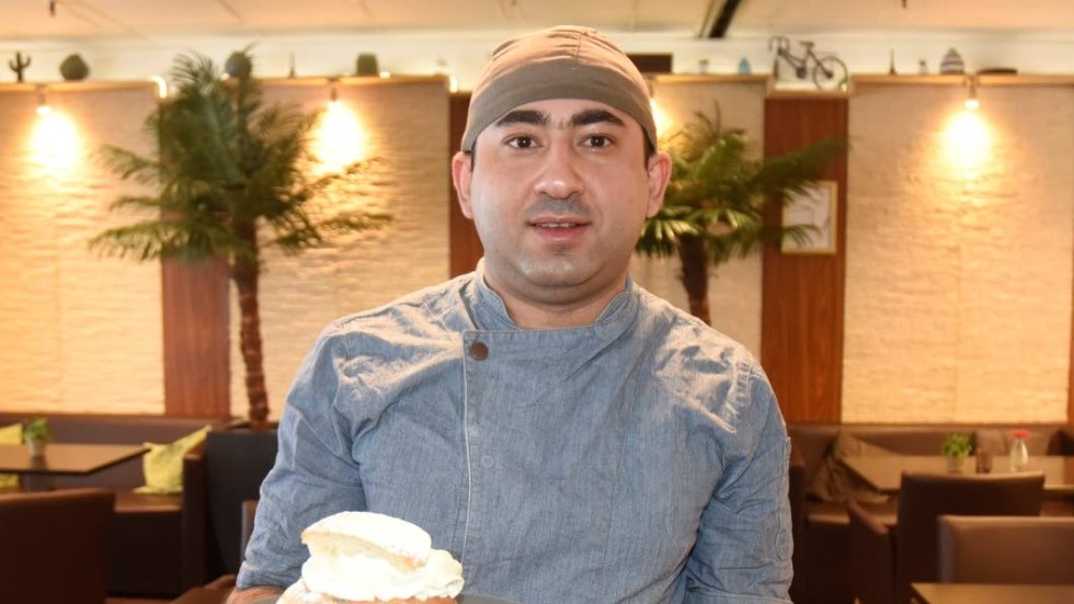 Wael Al-Tamer på Café Paris i Vimmerby har testat att göra varianter på semlor, men har kommit fram till att Vimmerbyborna gillar den klassiska bäst.