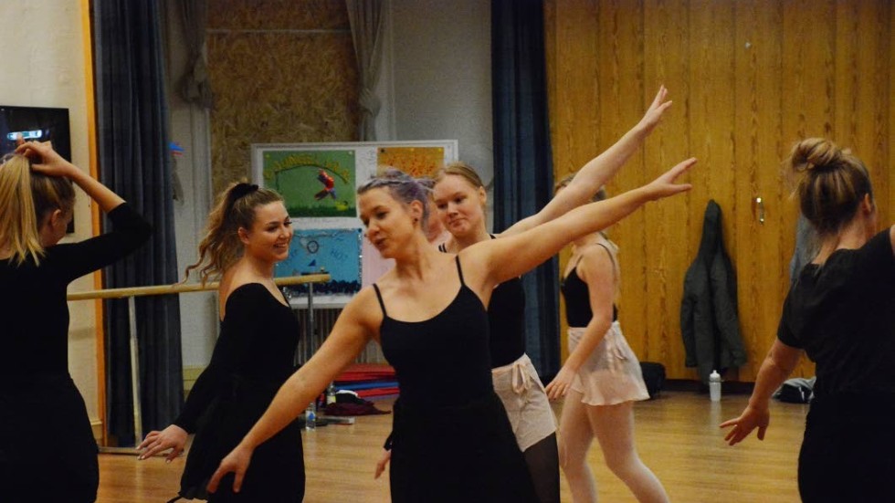 Elever från dansprofilen på Kulturskolan i Vimmerby visade prov på balett ur Svansjön.