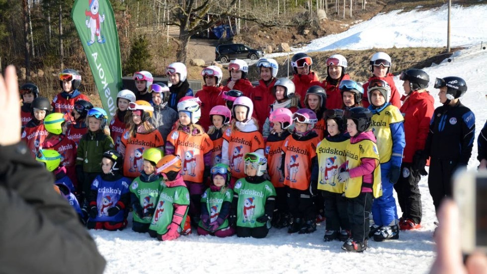 Det är cirka 70 barn och ungdomar som just nu deltar i Kinda Alpinas tredje skidskola för säsongen.