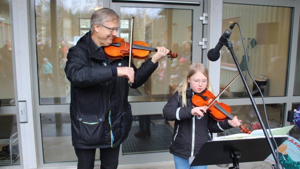Kulturskolans Johan Ludvigsson och Emilia Axelsson bjöd på fiolspel
