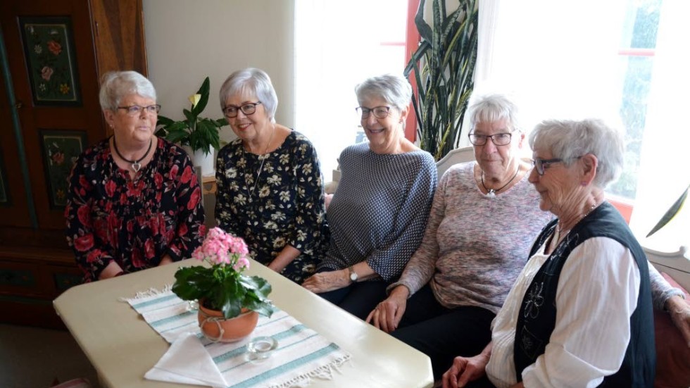 Anki Antón, Birgitta Källsand, Rosie-Marie Frisk, Margareta Karlsson och Harriet Ekström trivs i föreningen. "Vi har så roligt tillsammans", säger de.