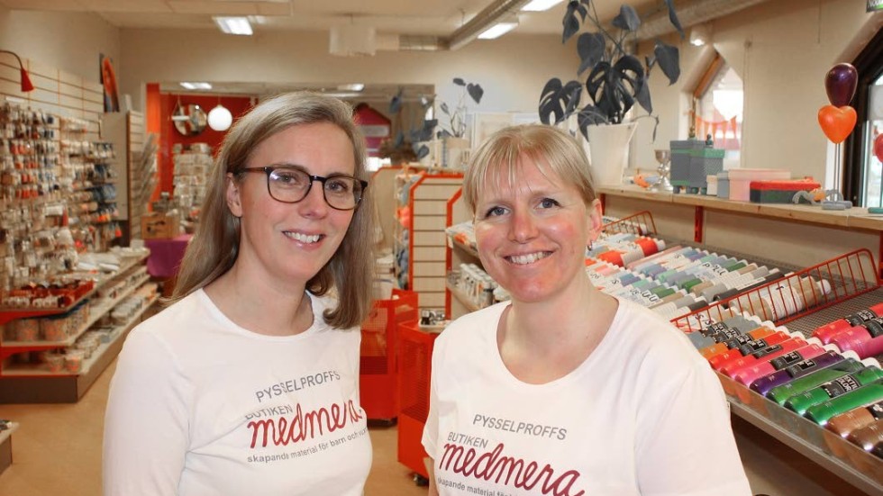 Sara Bjerkeby, till vänster, och Helena Åsenhed, delägare till Medmera, säljer nu butiken. De hoppas att den nya ägaren, vem det nu blir, ska vara på plats till sommaren.
