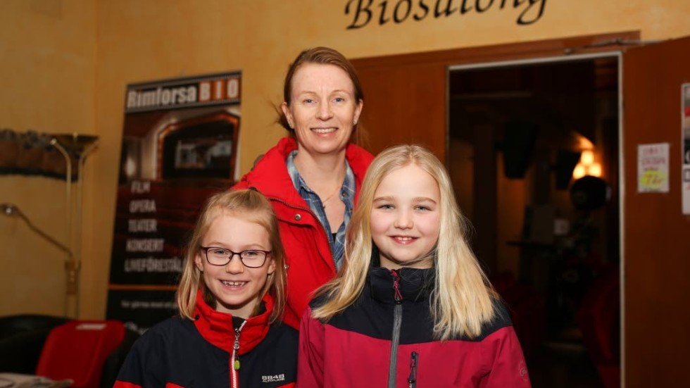 Rimforsabom Maria Hallingström med dottern Emma och hennes kompis Meja Archibald är stammisar på bion