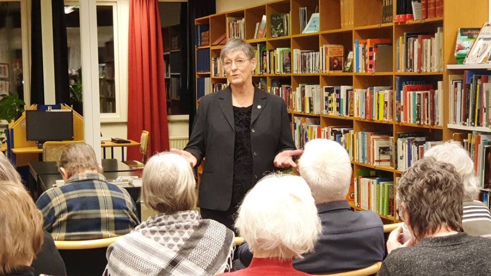 Författaren Brita Freudentahl från Målilla fängslade besökarna på biblioteket i Virserum med sina berättelser.