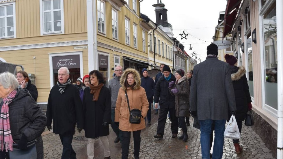 Norra Storgatan i Eksjö en helg i december. Vad händer med gatan och besöksnäringen om butikslokaler på bottenplanet ersätts med bostäder?