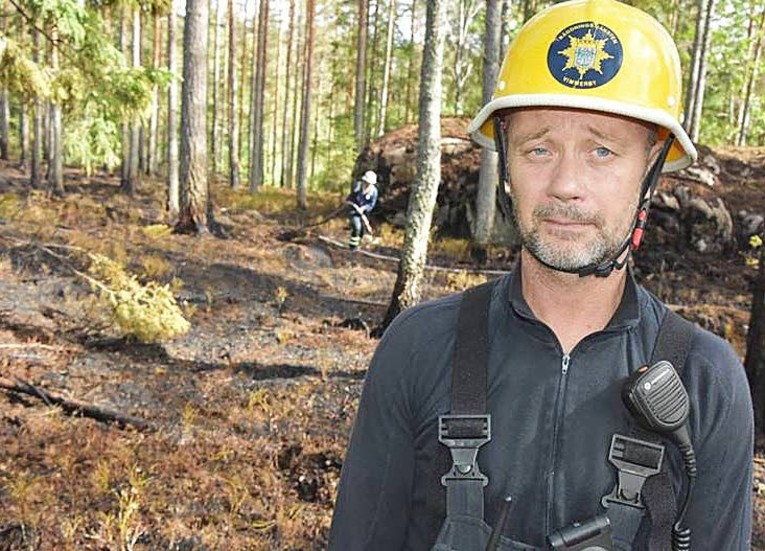 Skogsbränderna tredubblades i Vimmerby förra året. Här är instatsledaren Roger Karlsson vid en av två skogsbränder nära Vrångfall samma dag i början av augusti.