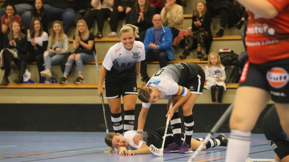 Glädje. Nathalie Johansson har här precis gjort 5-0 för Vimmerby mot Sävsjö B.