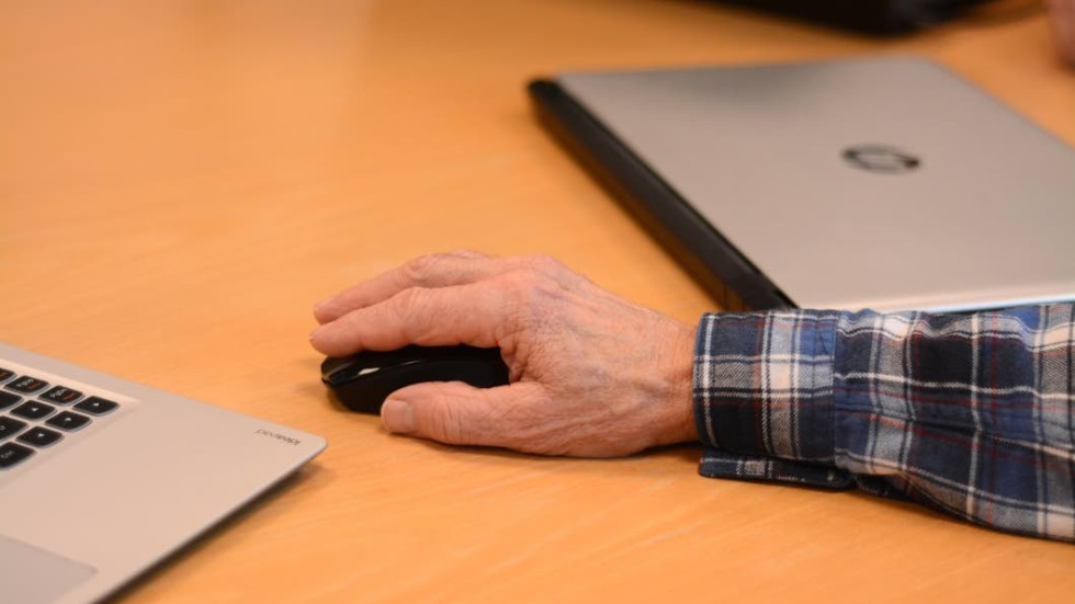 "Det stora problemet för många äldre är att de tror att något ska försvinna eller förstöras när de använder datorn", säger Åke Käller.