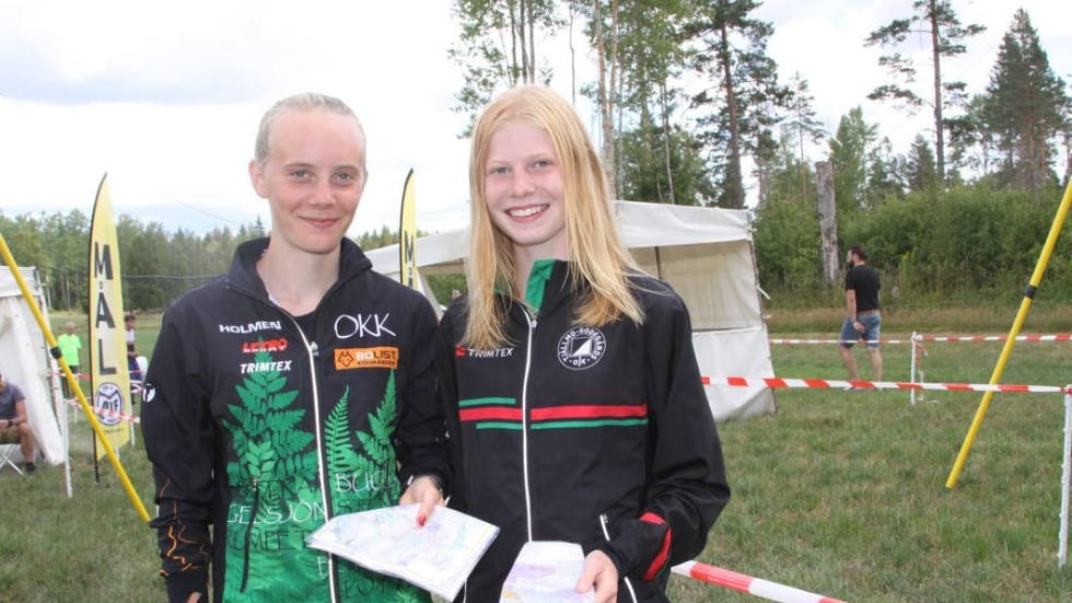 Alva Svensk, Tjällmo-Godegårds OK, till höger på bilden, blev tvåa på distriktsmatchen i D 15 och gjorde bra ifrån sig på GM både individuellt och i stafetten.